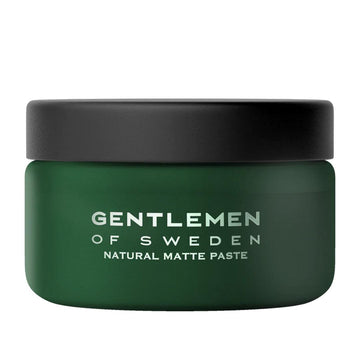 Uppgradera din frisyr med Gentlemen of Sweden Matte Paste för en naturlig texturerad look.
