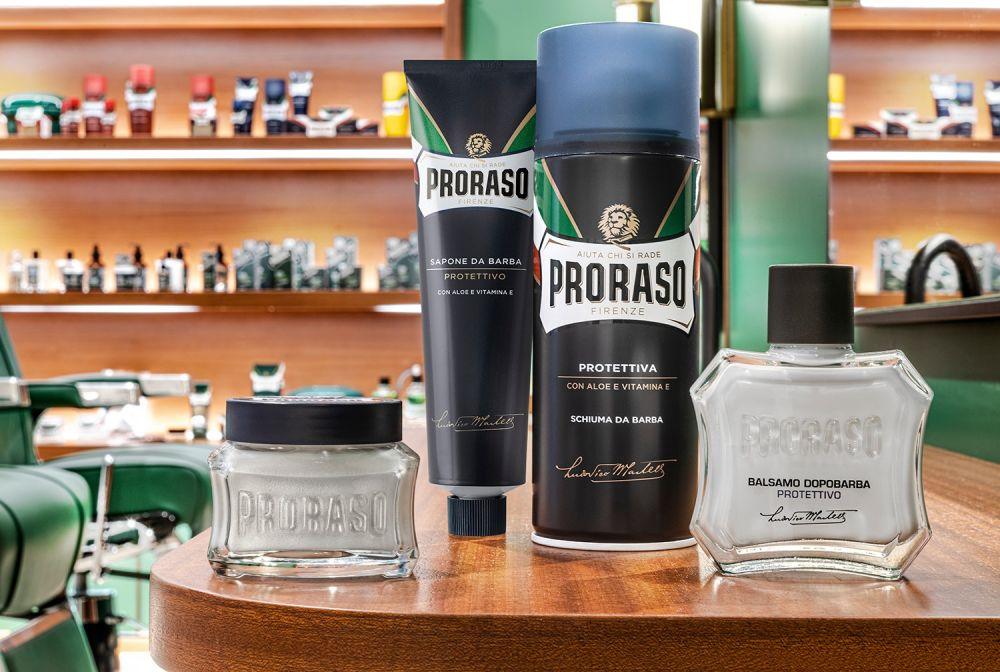 En frisersalong med flera Proraso Rakkräm - Aloe Vera & Vitamin E rakkrämsprodukter på ett bord.