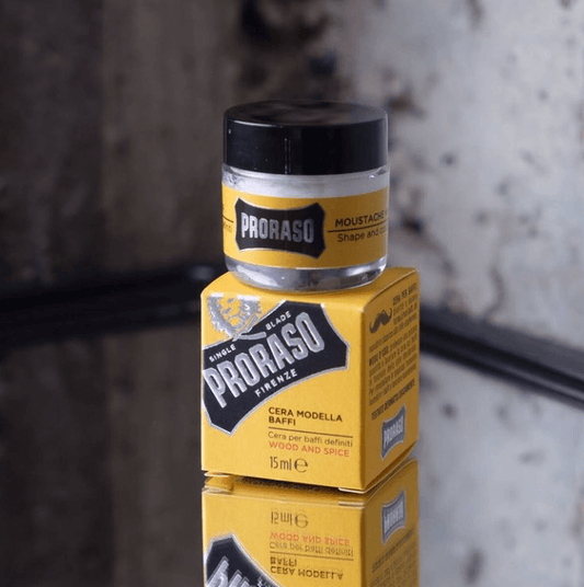 En låda med en burk Proraso Mustaschvax - Mjuk formula med härlig doft sittande ovanpå.